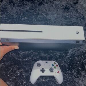 XBOX ONE S + CONTROLLER
